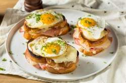 Teller mit drei Croque Madame Sandwiches