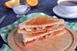 Holzbrett mit aufgeschnittenem Elvis-Sandwich