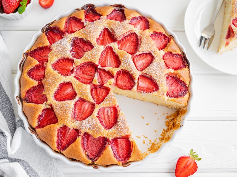 Frischer Erdbeer-Joghurt-Kuchen auf einem Tisch