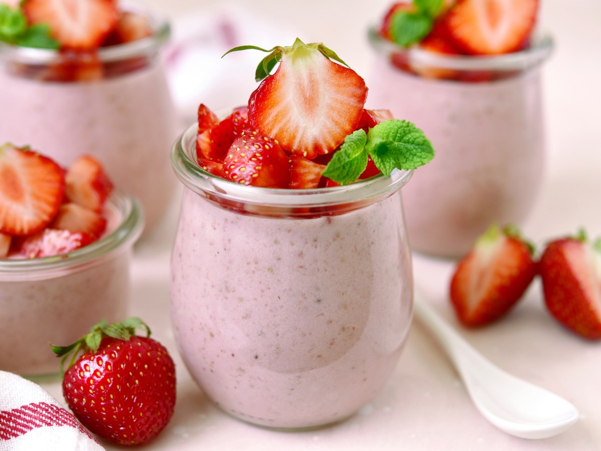 Dessertgläser mit Erdbeermousse und frischen Erdbeeren