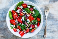 Erdbeer-Spinat-Salat mit Blauschimmelkäse in einer Schüssel