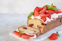 Erdbeerkuchen mit Frischkäse auf weißem Brett