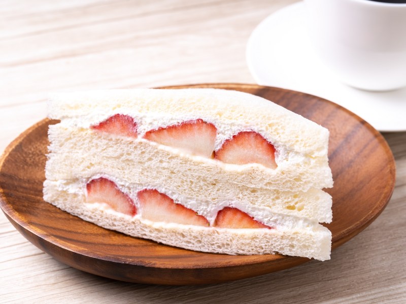 Fruit Sando mit Erdbeeren auf einem Teller