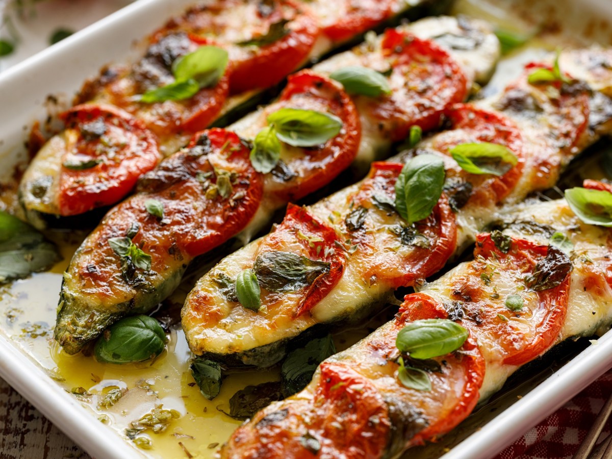 Gefüllte Zucchini mit Mozzarella und Tomaten: sommerliches Ofengericht