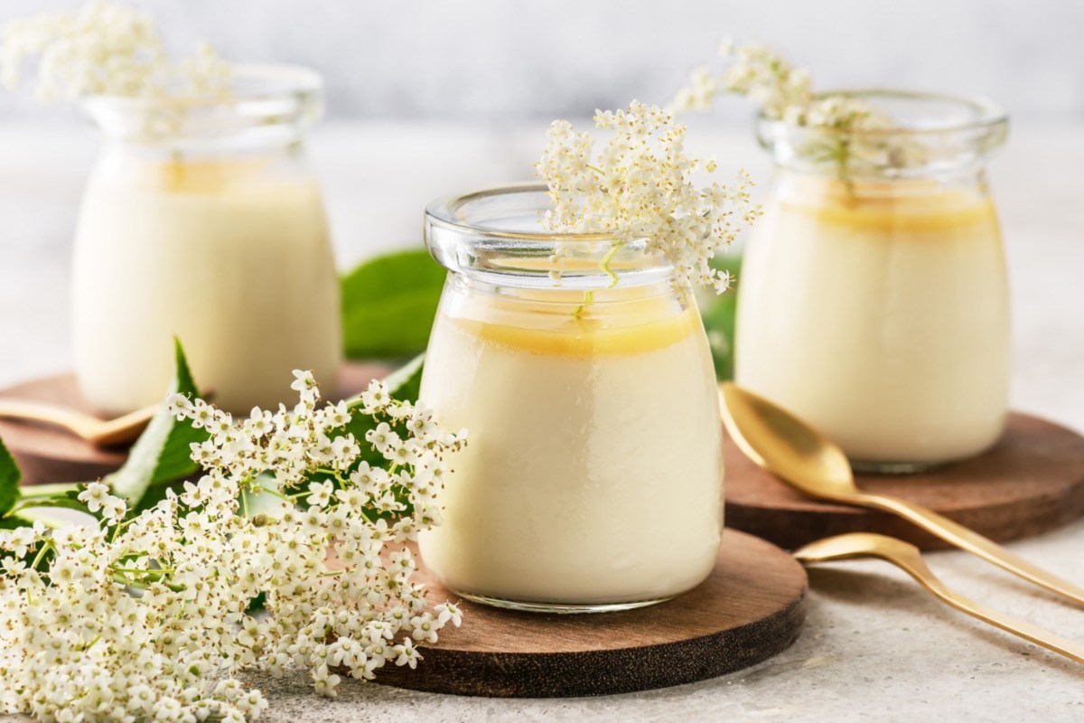 Drei Gläser Holunderblüten-Panna-Cotta.