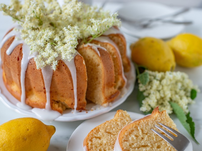 Holunderkuchen mit Zitrone auf einem Tisch