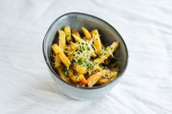 Eine Schale Knoblauch-Parmesan-Fritten mit Petersilie.