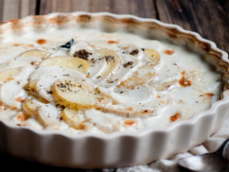 Ein Mairübchen-Gratin in einer runden Tarte-Form.