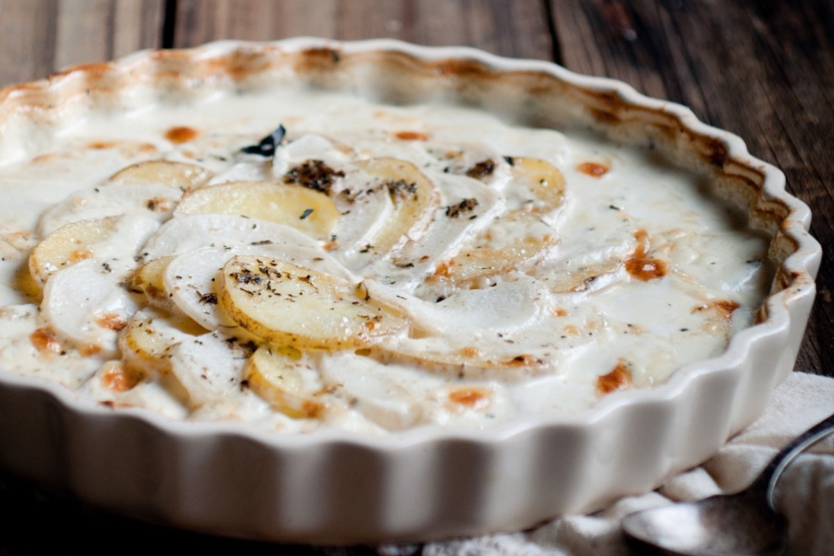 Ein Mairübchen-Gratin in einer runden Tarte-Form.