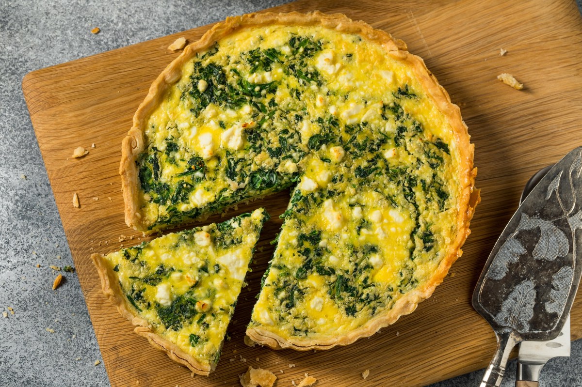 Eine angeschnittene Mangold-Quiche in der Draufsicht.