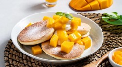 Teller mit Mango-Pancakes