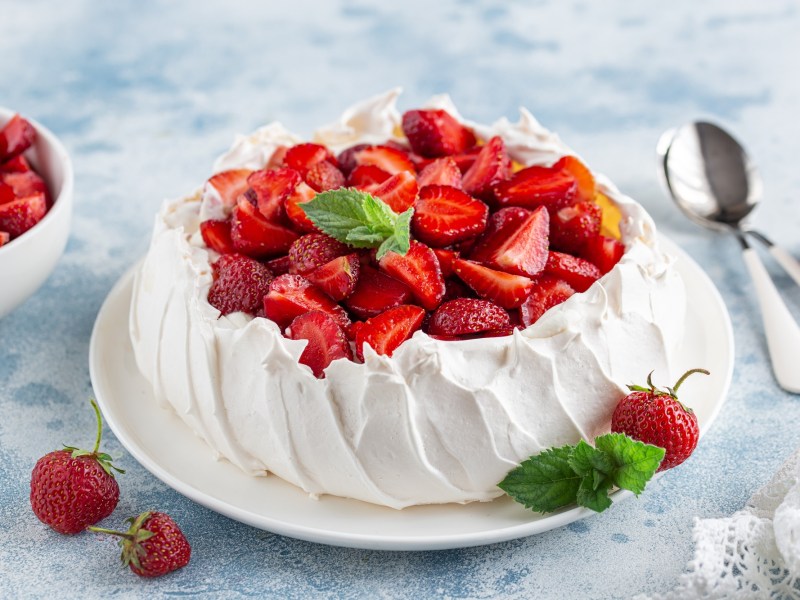 Eine Pavlova mit Erdbeeren auf einem Tisch.