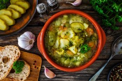 Polnische Gurkensuppe in einer Schüssel.