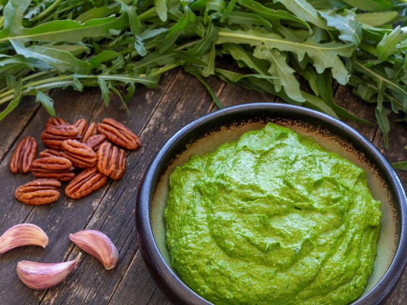 Eine Schale Rucola-Pesto.