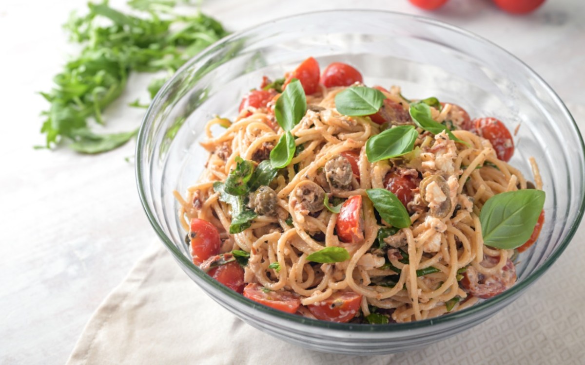 Ein Schüssel Spaghettisalat mit cremigem Dressing in der Draufsicht.