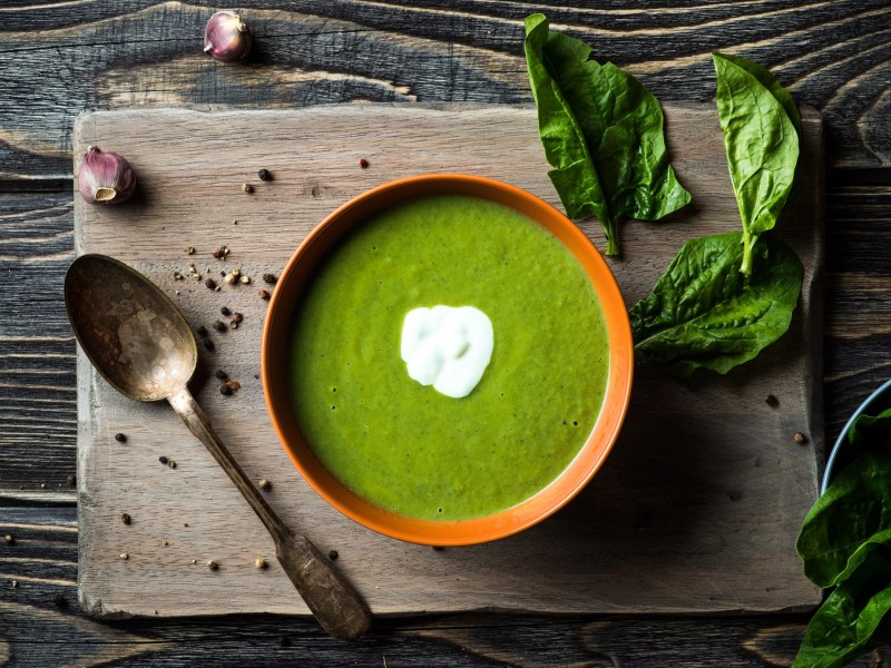 Eine Schüssel Spinatsuppe mit Crème fraîche.