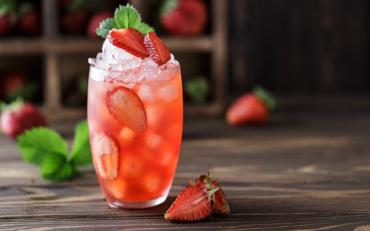 Ein Glas Strawberry Colada mit frischen Erdbeeren.