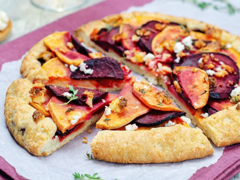 Eine Galette mit Süßkartoffel und Roter Bete, die in Stücke geschnitten wurde.