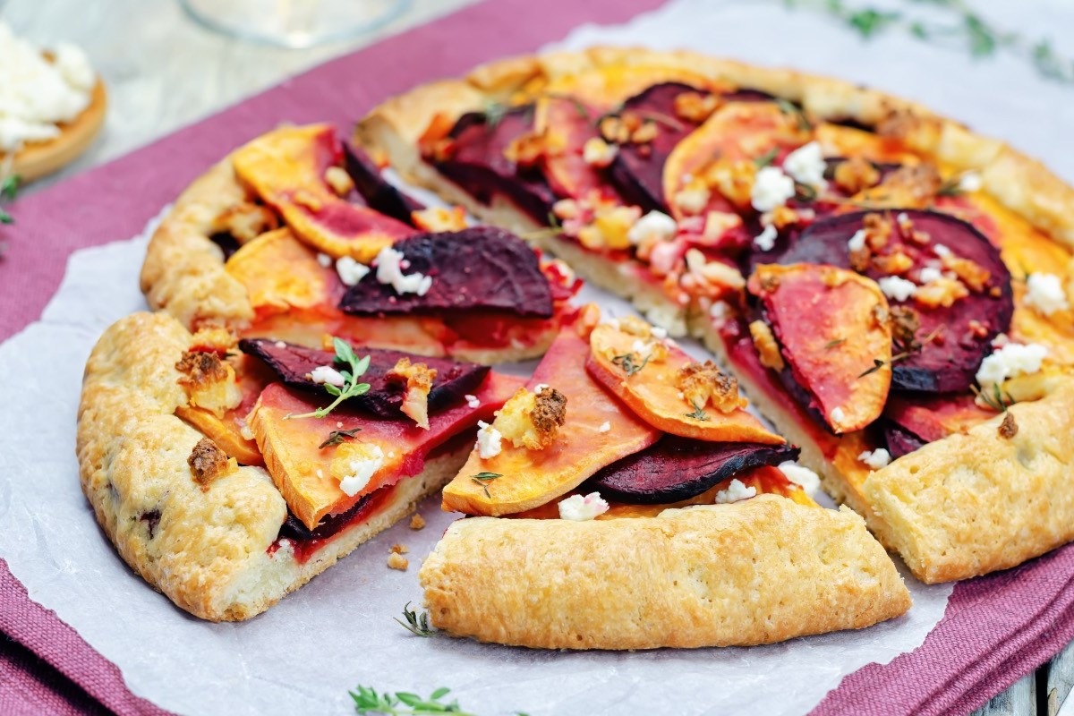 Eine Galette mit Süßkartoffel und Roter Bete, die in Stücke geschnitten wurde.