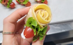 Eine Frau hält eine Tortilla-Rose in der Hand.