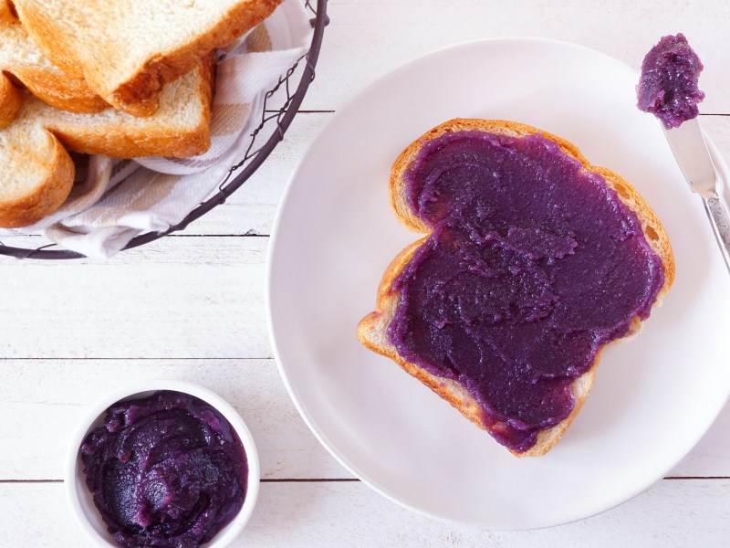 Toast mit Ube-Butter und einem Glas Ube-Aufstrich daneben