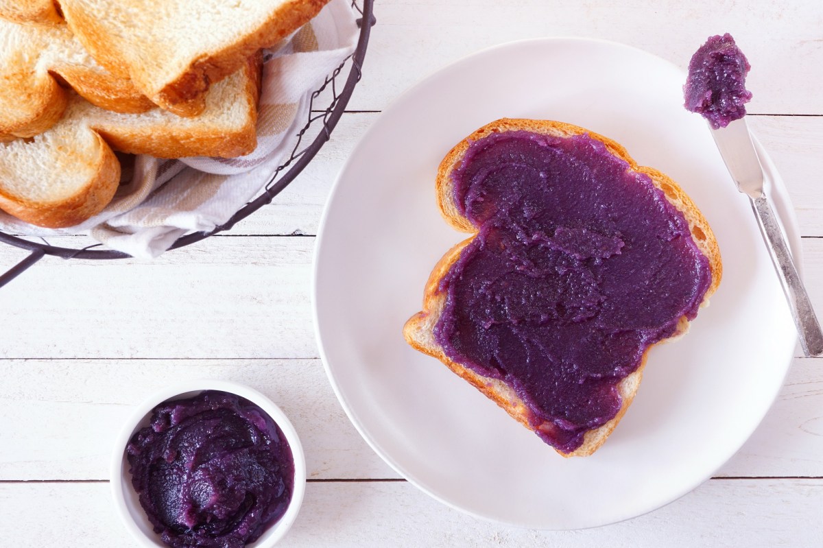 Toast mit Ube-Butter und einem Glas Ube-Aufstrich daneben