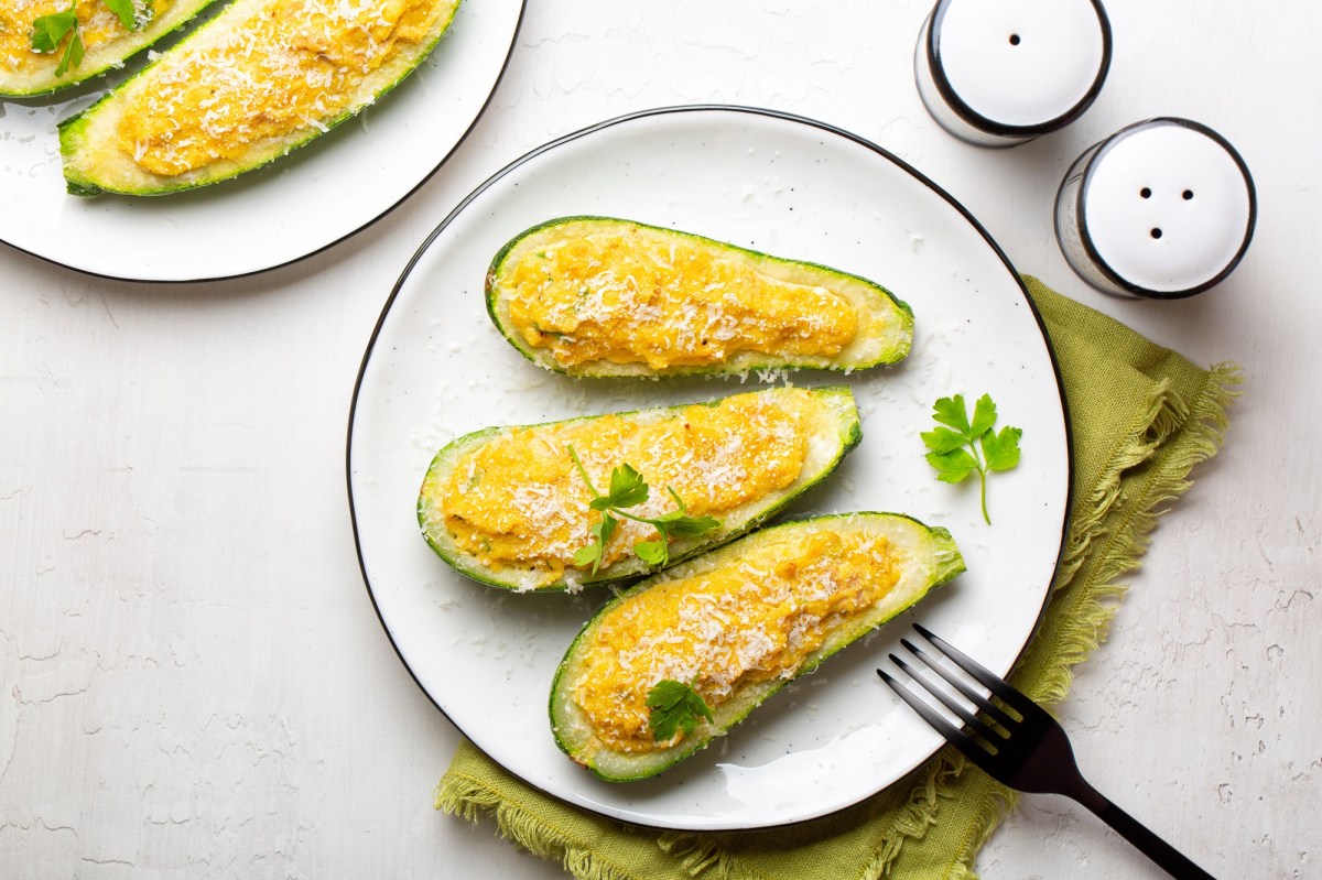 Mehrere Stücke überbackene Zucchini mit Thunfisch auf einem weißen Teller