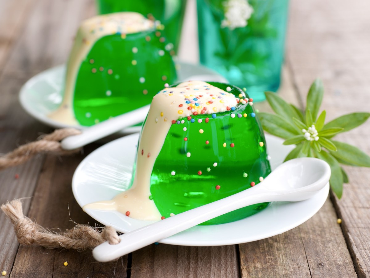 Zwei Teller mit Waldmeister-Wackelpudding