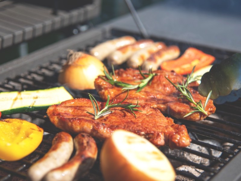 Was kommt zuerst auf den Grill: verschiedenes Grillgut auf einem Grill.