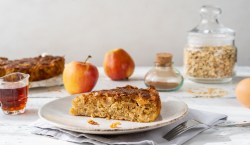 Ein Apfel-Haferflockenkuchen auf einem Teller