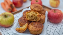 Apfel-Möhren-Muffins auf Geschirrtuch