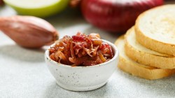 Apfel-Zwiebel-Marmelade auf weißem Tisch