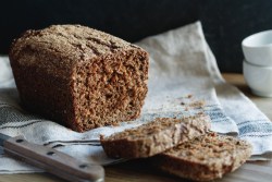 Buchweizenbrot aus einer Zutat auf einer weißen Leinenserviette