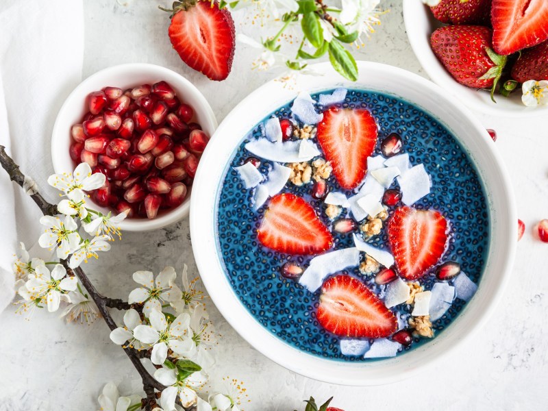 Eine dekorierte Schüssel mit Erdbeer-Chia-Pudding.