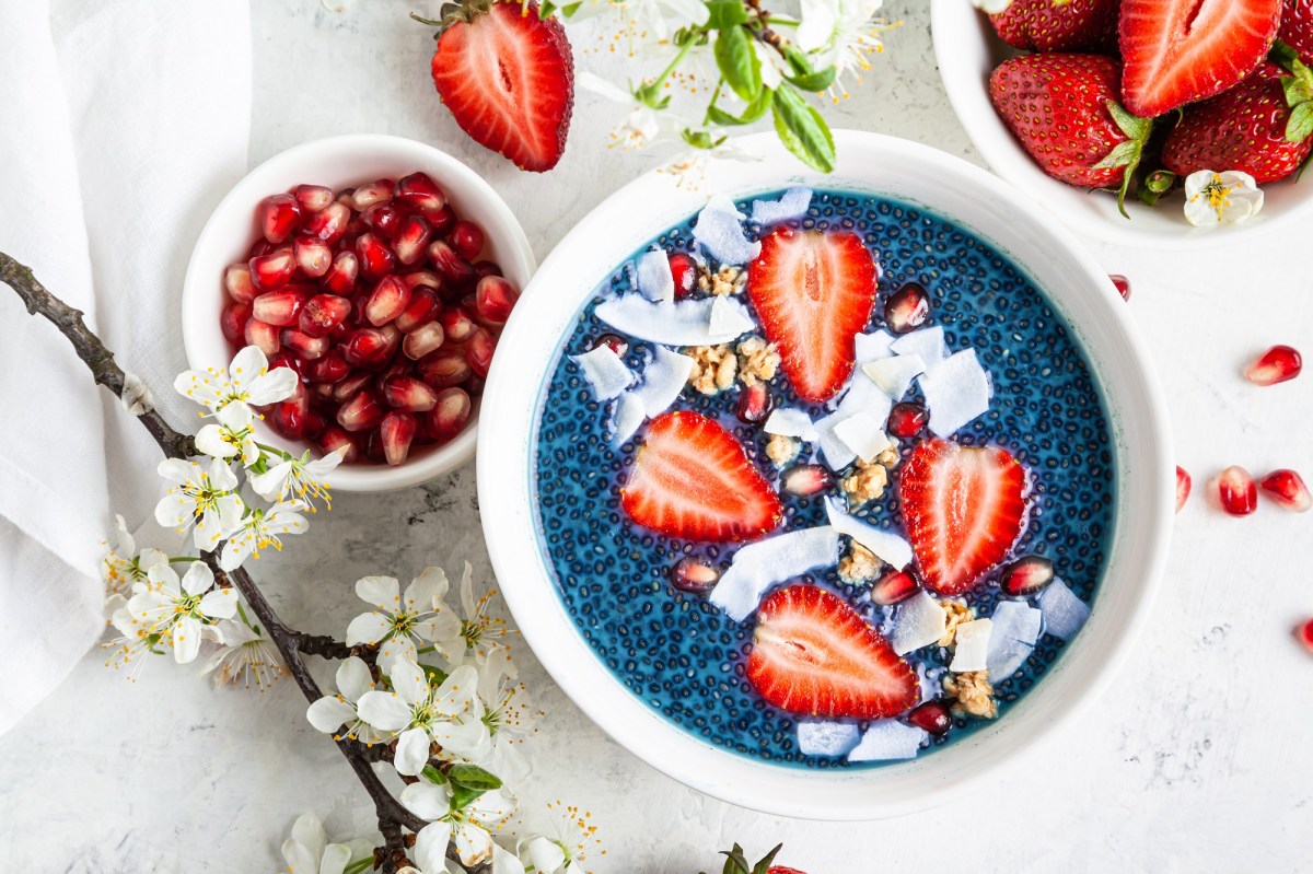 Eine dekorierte Schüssel mit Erdbeer-Chia-Pudding.