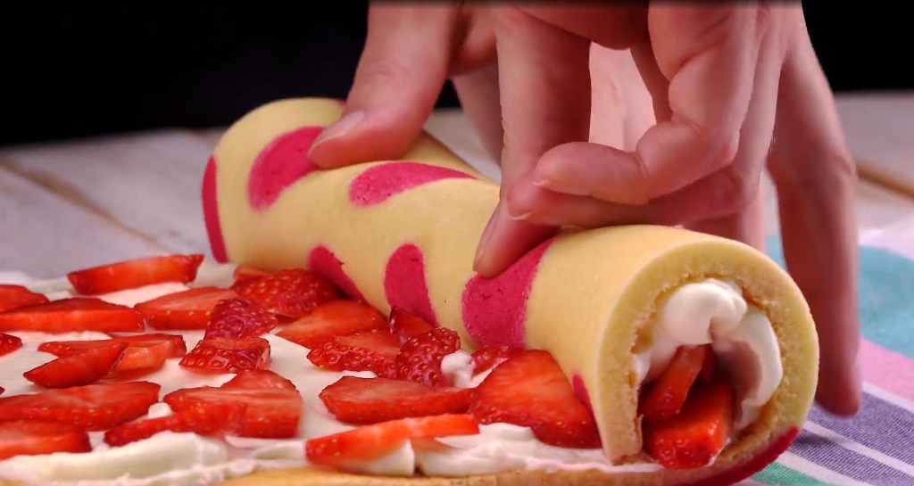 Einfache Erdbeer-Käsekuchen-Rolle: Dieses Kuchenrezept musst du probieren