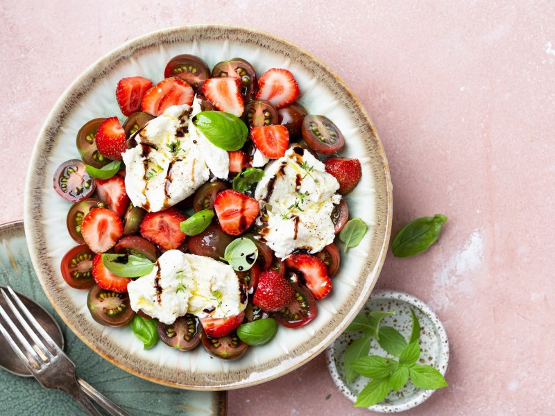 Schale mit Erdbeer-Tomaten-Salat mit Burrata