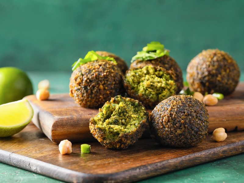 Falafel selber machen: Falafelbällchen auf einem Teller.