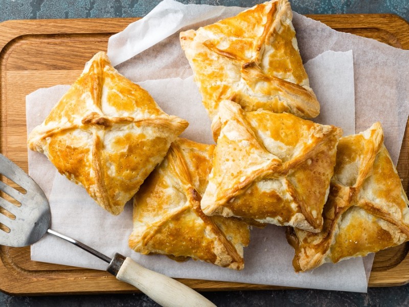 Flammkuchen-Taschen auf einem Brett