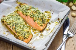 Blech mit gebackenem Lachs mit Parmesan-Kräuter-Kruste.