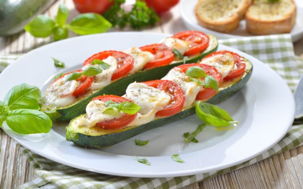 Leichter Grillgenuss: Zucchini Caprese