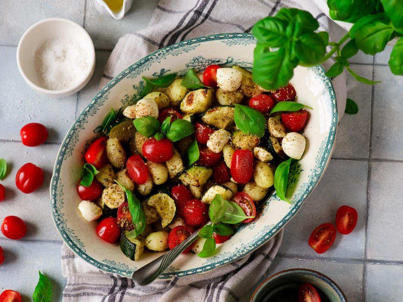 Gnocchi-Caprese-Salat in einer Schüssel