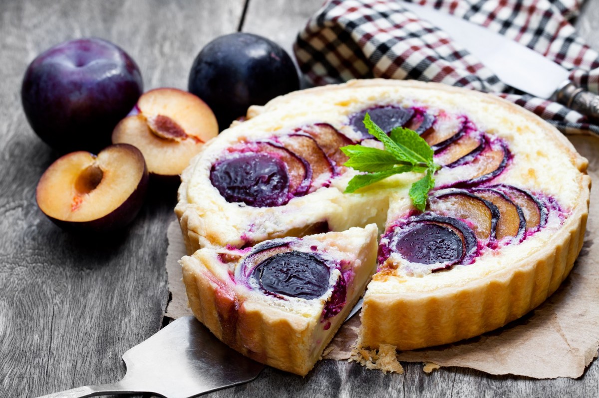 Angeschnittener Grießbreikuchen mit Pflaumen auf einem Tisch