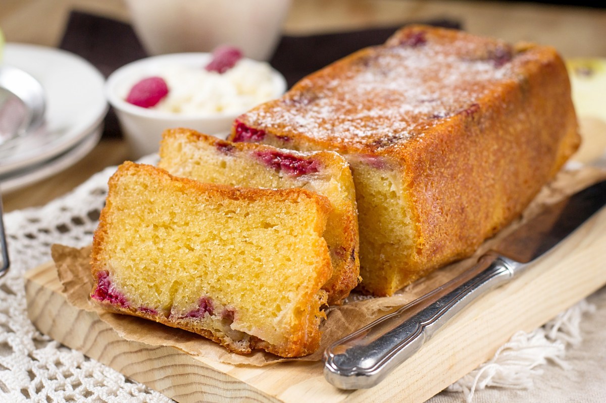 Ein angeschnittener Himbeer-Ricotta-Kuchen.