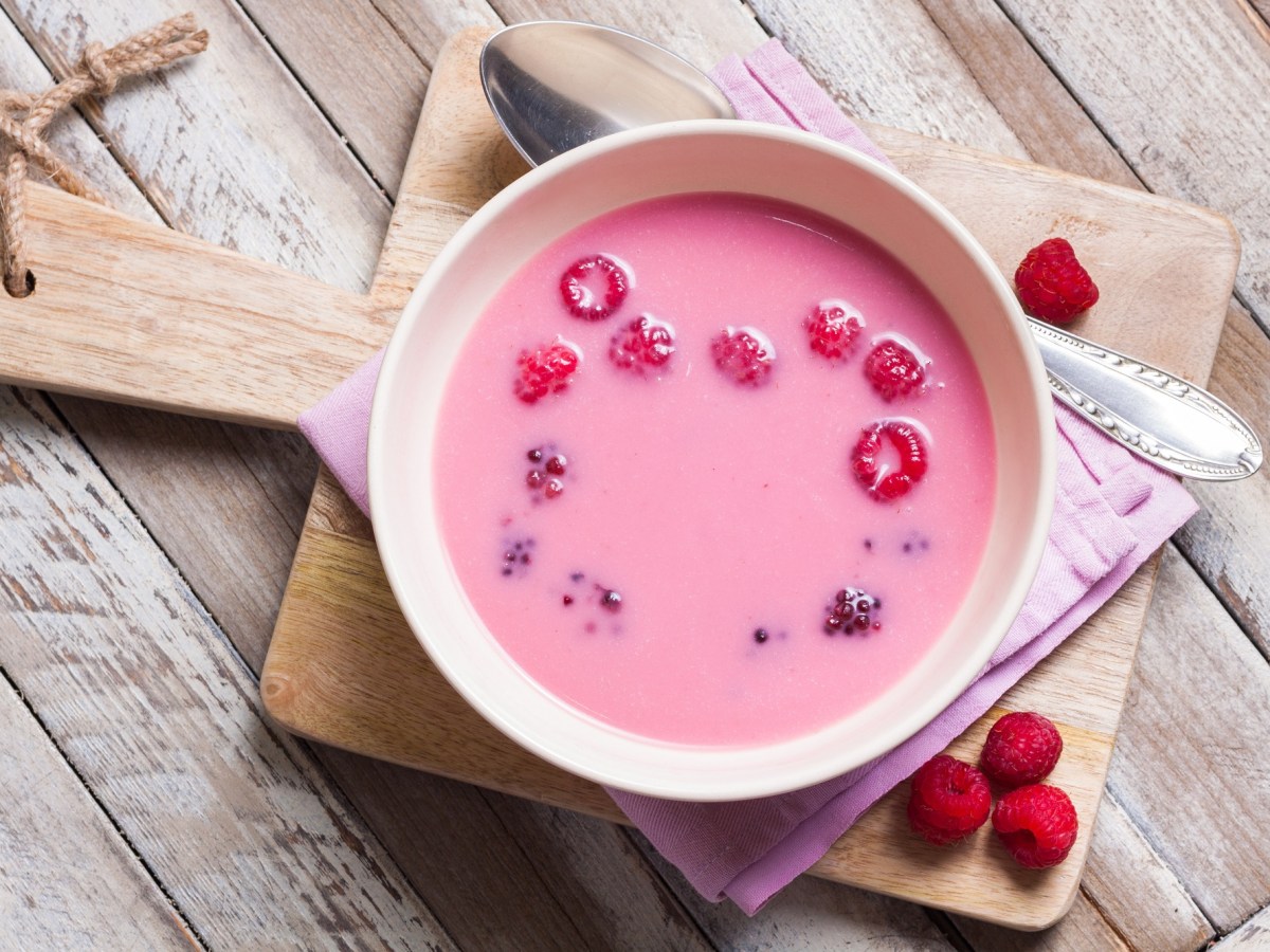 Eine mit Himbeeren dekorierte Himbeersuppe.