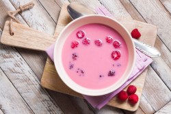 Eine mit Himbeeren dekorierte Himbeersuppe.