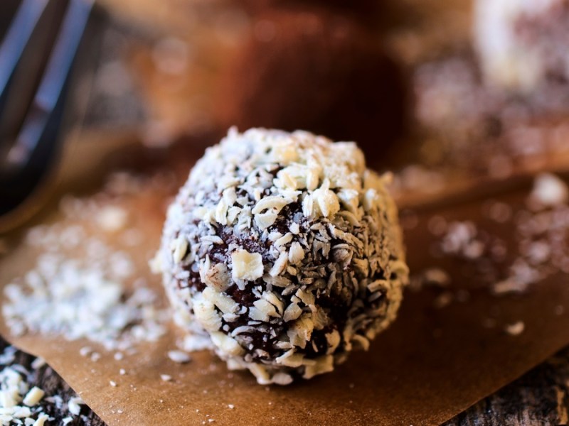 Käsekuchen-Pralinen mit Schokoglasur und Kokosraspeln