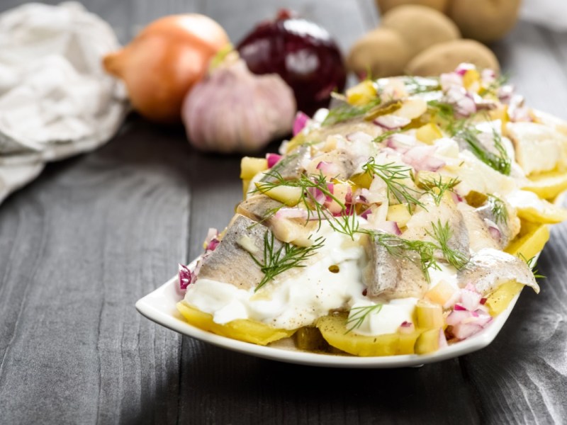 Kartoffelsalat mit Hering: einfach, traditionell und köstlich