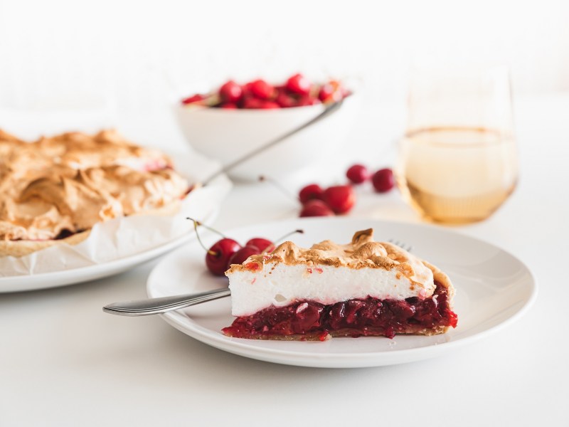 Ein Stück Kirschkuchen mit Baiser.