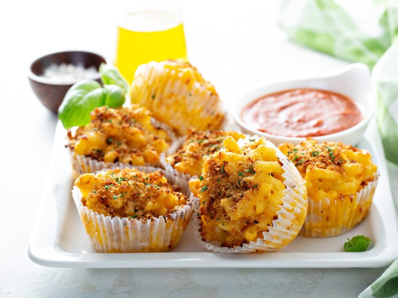 Mac and Cheese Muffins mit Dip auf einem Teller.